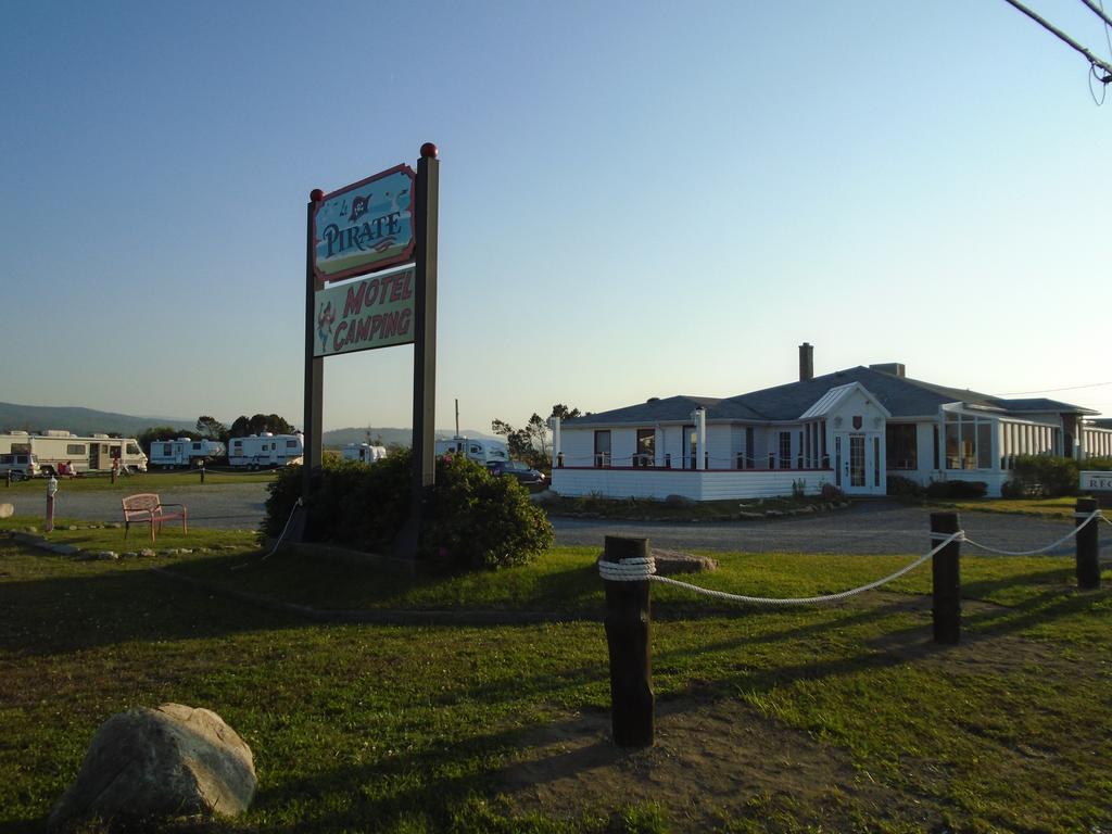 Motel & Camping Le Pirate Cap-Chat Exterior foto